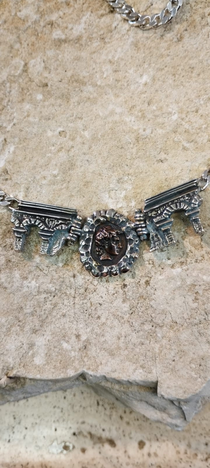Collana con Moneta Romana e Acquedotti